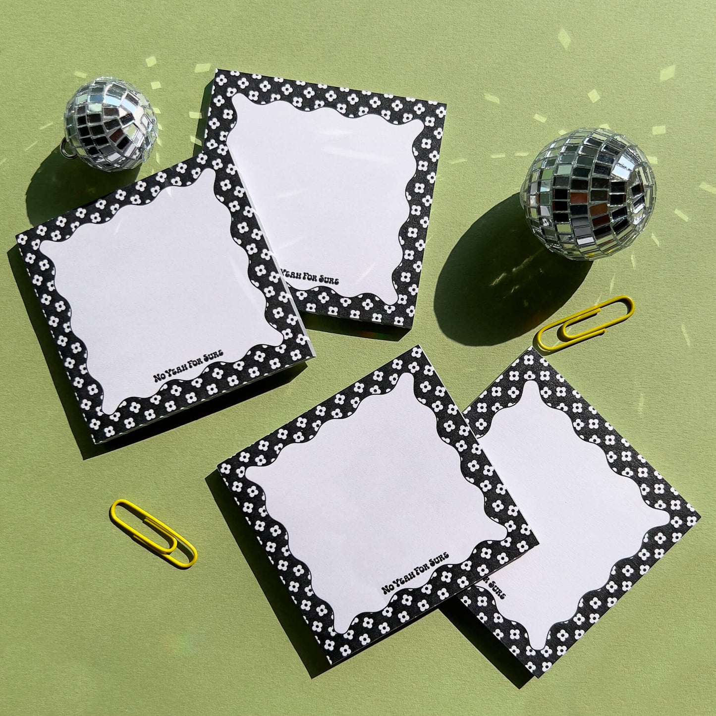 black and white retro daisy print sticky note pad
